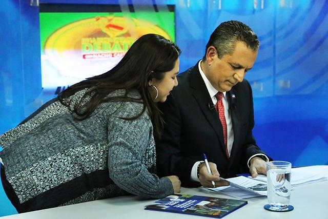 Durante las pausas comerciales del programa Debate con Nacho, Edwin Zamora, candidato a alcalde para San Salvador, por Arena, recibe asesoría de Estela Henríquez, su principal asesora de medios, durante el debate del martes 27 de enero. Foto: Fred Ramos.