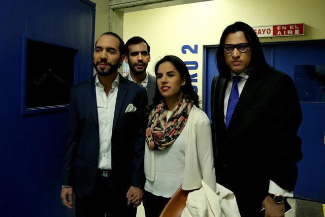  Nayib Bukele ingresó al canal junto a su esposa Gabriela Rodríguez de Bukele, su hermano Karim Bukele (izquierda) y su asesor Ernesto Sanabria (derecha). Foto: Fred Ramos