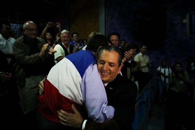 Edwin Zamora fue recibido con aplausos por miembros de su partido, Arena, al finalizar el debate. Foto: Fred Ramos