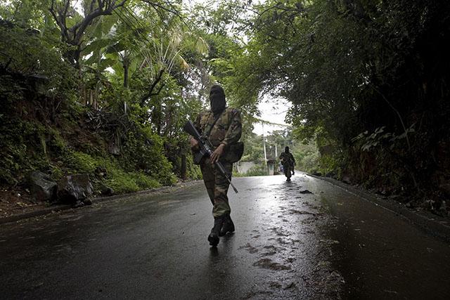 Foto de archivo de soldados patrullando en los alrededores del penal de Cojutepeque.