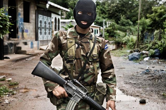 Foto de archivo de soldados patrullando en los alrededores del penal de Cojutepeque.