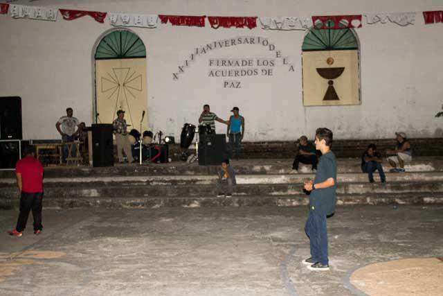 Un grupo de jóvenes juegan fútbol en la plaza principal. Mientras el vocero del alcalde por el FMLN José Navarro (quien compite por la reelcción), brinda un discurso sin que nadie le preste atención. A una cuadra de este lugar hubo un mitin del CD en donde asistieron alrededor de 300 personas.