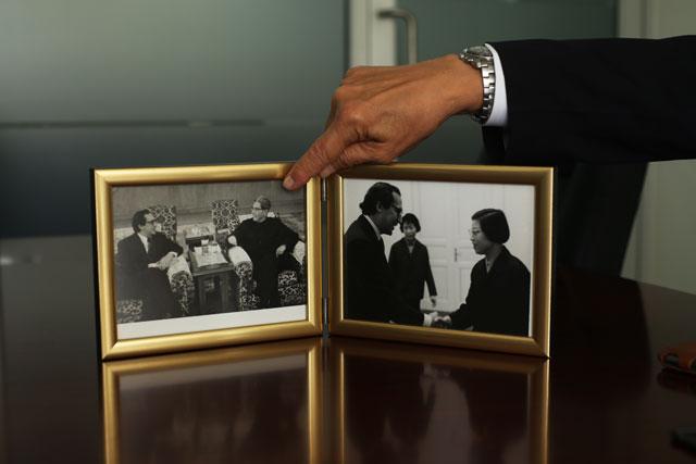 Ricardo Castaneda muestra estas dos imágenes como un pequeño tesoro. Son parte del recorrido mundial que hizo en 1975 cuando El Salvador estaba postulándose para presidir el Programa Mundial de Alimentos. 