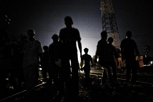 Migrantes llegando al albergue en Ixtepec, México, tras un viaje en tren en 2008. Foto: Edu Ponces. Ruido Photo/El Faro.