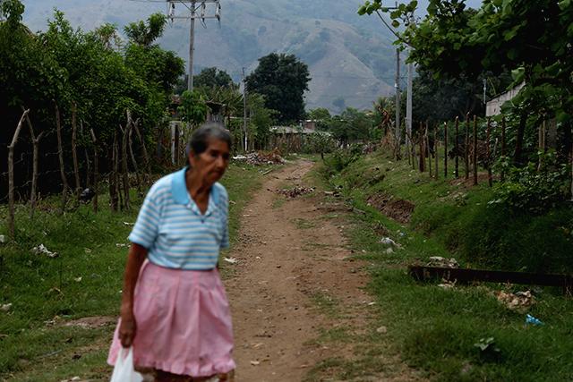 Línea del tren que serpentea los barrios más peligrosos de Armenia, Sonsonate. Por esta línea caminaron los cinco amigos que secuestró una tropa de La Fuerza Armada.