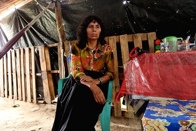 Francisca Gómez, madre de uno de los desaparecidos, reclama a la FAES por el paradero de su hijo.