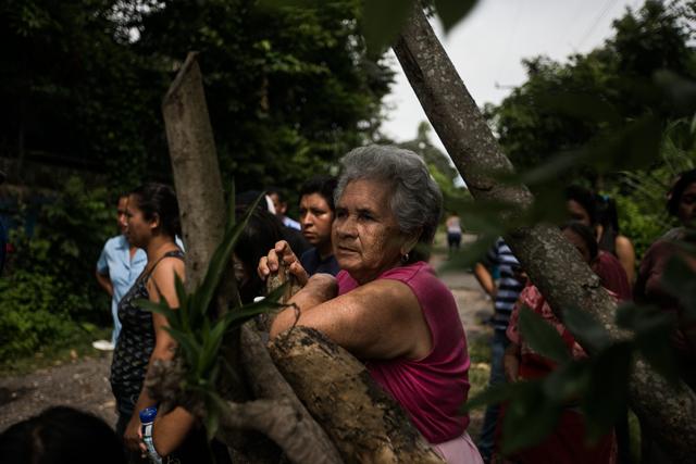 habitantes de la Comunidad El Espino, Antiguo Cuscatlán, observan la llegada de los agentes de la UMO.