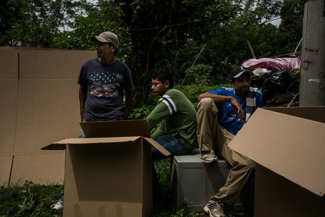 Empleados contratados por la familia Dueñas, propietaria del inmueble donde está ubicada la comunidad El Espino, esperan que el juez de Paz de Antiguo Cuscatlán les dé la orden de ingresar a las casas y sacar los objetos de ella. Foto: Fred Ramos