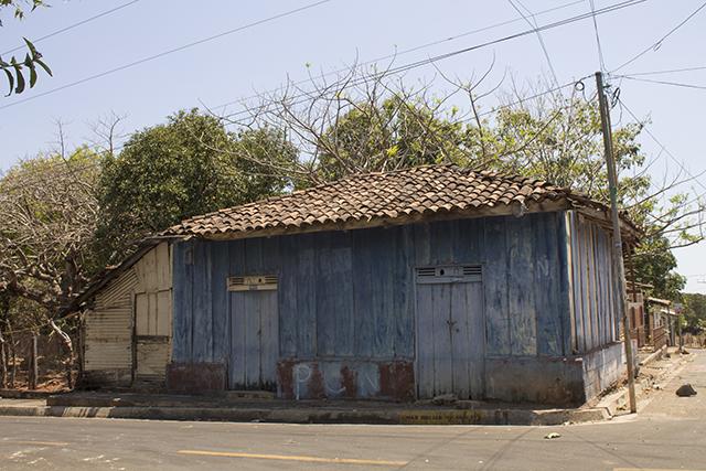Las ruinas de una casa de madera yacen en la calle principal Wiliam Walker, como un testimonio, de cómo eran antes las casas del casco urbano, antes de la migración, antes de las remesas. 