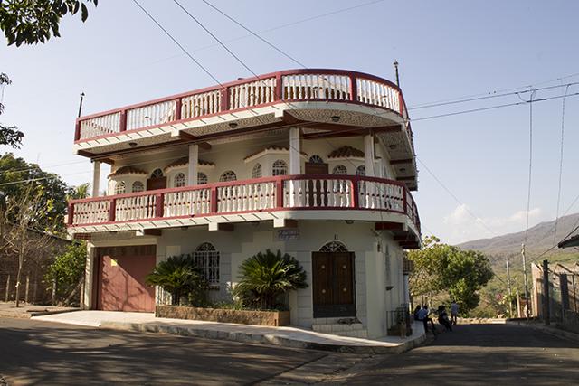 Casas de dos y de tres pisos saltan a la vista en las principales calles de Intipucá como un reflejo de la influencia que ha tenido la migración. 