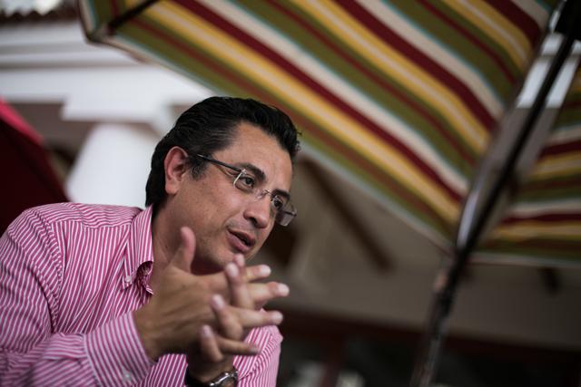 Daniel Lizárraga descubrió el origen de la mansión valorada en 7 millones de dólares que la familia presidencial de México recibió de un contratista del Estado. Este tipo de irregularidades son posibles, dice, porque paralelamente a los abusos de la clase política la ciudadanía no es plenamente consciente de la gravedad del problema.