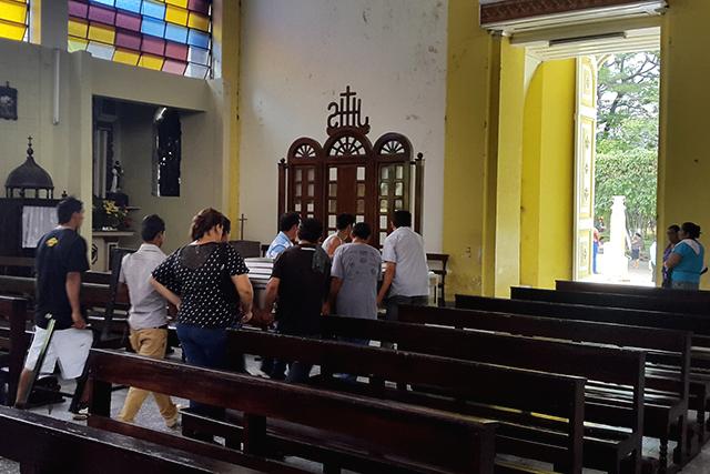 Amigos y familiares sacan de la iglesia de San José el ataúd de Roberto Carlos Alejo, empleado de la Ruta de microbuses 140 asesinado por pandilleros en San Martín, pero velado y enterrado en Berlín, de donde es su madre. Foto Roberto Valencia.