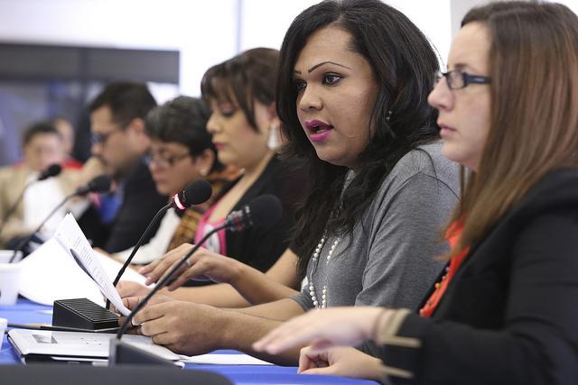 Karla Avelar, mujer trans y directora de la oénege Comcavis, fue una de las defensoras de derechos humanos que demandó al estado salvadoreño ante la Corte Interamericana de Derechos Humanos (CIDH) para exigir el fin a la impunidad en los asesinatos de mujeres trans. Foto: Oliver Contreras/Eddie Arrossi. Cortesía de CIDH.