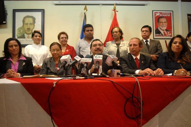 El FMLN hizo su propia evaluación del primer año del gobierno en que son socios con el presidente Mauricio Funes. Los efemelenistas dijeron sentirse satisfechos de lo hecho hasta hoy. Atrás, a la derecha, un retrato hace memoria del ex dirigente Schafik Hándal, quien una vez advirtió que Funes no podía ser candidato presidencial del FMLN porque solo quería usar al partido como escalera para llegar al poder.