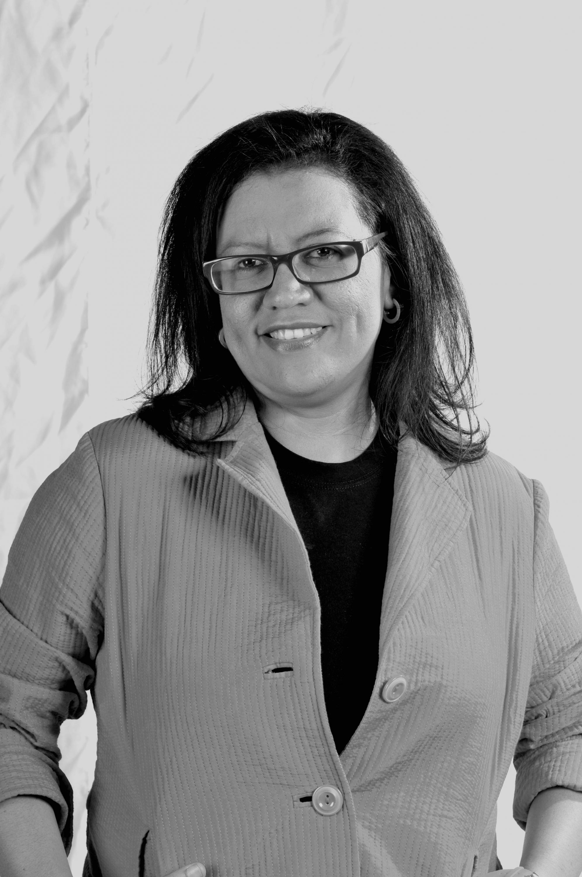Marta Leonor González es escritora y periodista nicaragüense, con amplia experiencia en medios de comunicación, ha sido editora de periódicos y por muchos años fue la directora de La Prensa Literaria del Diario La Prensa de Nicaragua; fotógrafa y activista en la promoción de la lectura y sus autores. Es autora de Huérfana embravecida, La Casa de Fuego, Versos, Juegos de la escritura, y Palomas Equilibristas. También es autora de varias antologías sobre poesía centroamericana contemporánea, entre otras.