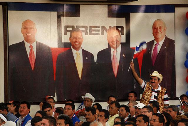 Los cuatro presidentes que ha tenido el partido Arena, Alfredo Cristiani, Francisco Flores, Antonio Saca y Armando Calderón, aparecían en un banner en el Coena en San Salvador durante la asamblea general del partido en octubre de 2009. Foto del archivo de El Faro