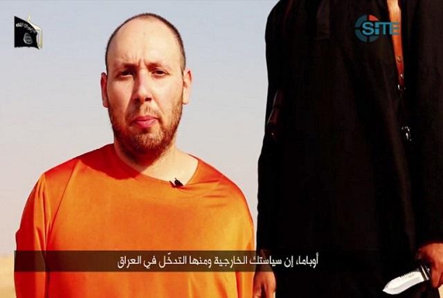 Imagen tomada de un video difundido por la agrupación yihadista-terrorista Estado Islámico, en la que se ve al joven periodista estadounidense Steven Sotloff momentos antes de su ejecución. Foto AFP.