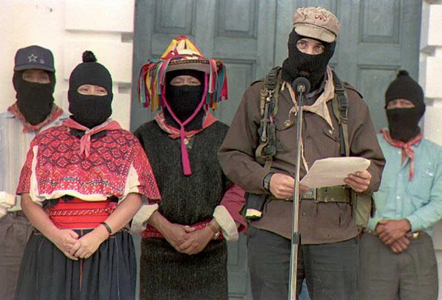 El subcomandante Marcos del Ejercito Zapatista de Liberación Nacional (EZLN), acompañado de líderes guerrilleros indígenas, lee un comunicado durante las negociaciones con el el gobierno en San Andres Larrainzar, Chiapas, en Julio de 1996. Foto AFP/Oriana Elecabe