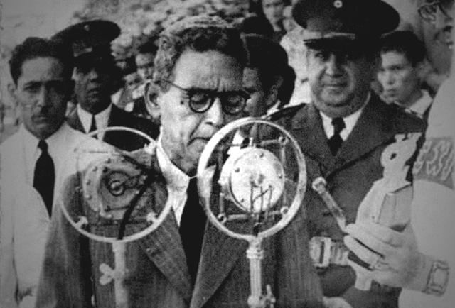 El general Maximiliano Hernández Martínez renunció al poder en El Salvador también mediante un comunicado de radio el 9 de mayo de 1944 luego de 13 años de gobierno autoritario presionado por una huelga general de 