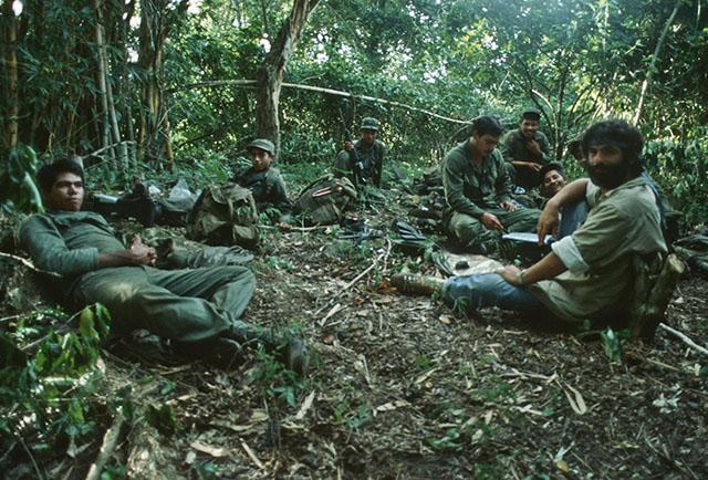 1986. Giovanni Palazzo junto a soldados de la FAES durante el operativo Fénix en Cuscatlán. Foto Giovanni Palazzo