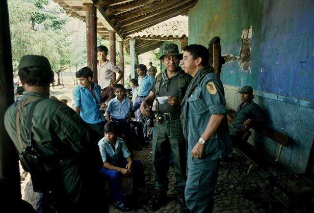 El teniente coronel Sigifredo Ochoa Pérez junto a su amigo, el comandante del Batallón Atlacatl, Domingo Monterrosa. Santa Clara, San Vicente. Circa de 1982-1983. Foto cortesía de Giovanni Palazzo.