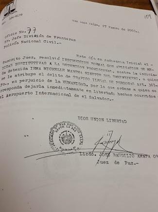 Acta enviada a la Policía de Fronteras, el 27 de enero de 2003, en la que el juez de Paz informa que Michelle Sol debe ser puesta en libertad condicional para seguir enfrentando un proceso en contra por tráfico de menores. Foto: Gabriel Labrador.