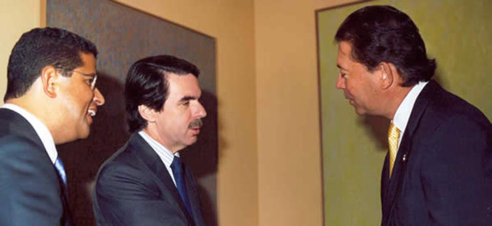 Entre junio de 2003 y junio de 2004, Francisco Flores, presidente de El Salvador, efectuó tres misiones oficiales a España. En una de ellas, Flores invitó a Gerardo Balzaretti, presidente del CEP (a la derecha). En la imagen, Balzaretti saluda a José María Aznar, presidente del Gobierno español (al centro). Foto tomada de una memoria de labores del CEP.