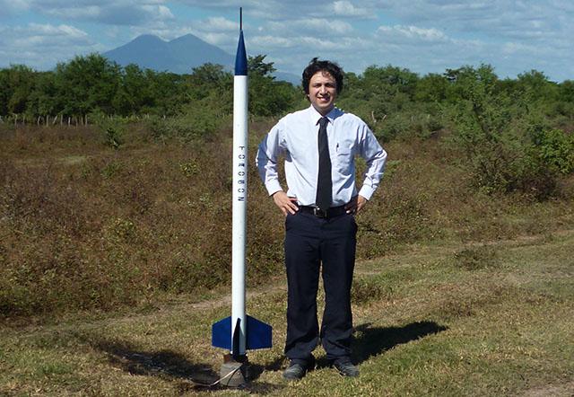 Luis Salaverría posa junto al prototipo de Torogoz de la fase 1, el 31 de diciembre de 2013. Foto cortesía de Luis Salaverría.