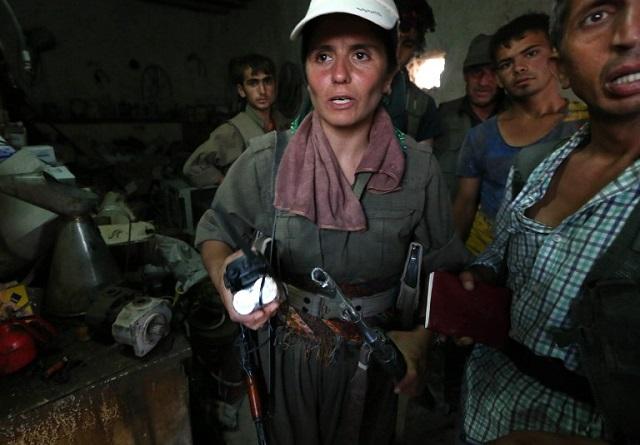 Una militante de las milicias del Partido de los Trabajadores del Kurdistán (PKK) en la línea del frente en Makhmur, a unos 50 kilómetros al sur de Arbil, la capital del Kurdistán iraquí. Este grupo es el único que ha podido controlar los embates del grupo yihadista Estado Islámico. Foto archivo El Faro.