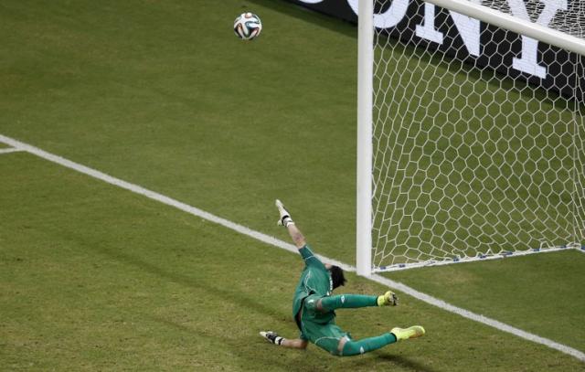 El portero Keylor Navas, en una atajada memorable, del decisivo penal que falló Theofanis Gekas. 