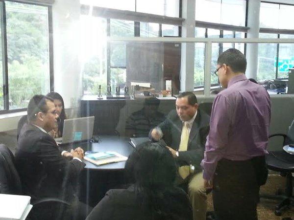 El jefe de Probidad, Carlos Pineda se refugió en una de las salas principales del IAIP para no ser cuestionado por un grupo de 20 periodistas que lo esperaba para que diera alguna declaración, minutos antes de que comenzara la audiencia a la que había sido convocado. 