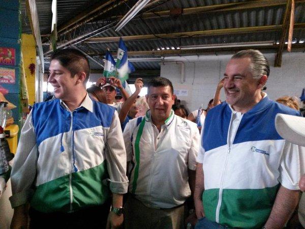 Adolfo Salume-quien aparece a la derecha- fue candidato a alcalde de San Salvador en 2015 por el partido Democracia Salvadoreña. En los Panamá Papers, participó en la creación de 27 entidades offshore en Panamá y en el estado de Nevada. Foto tomada del perfil de Twitter Fito Salume-DS. 