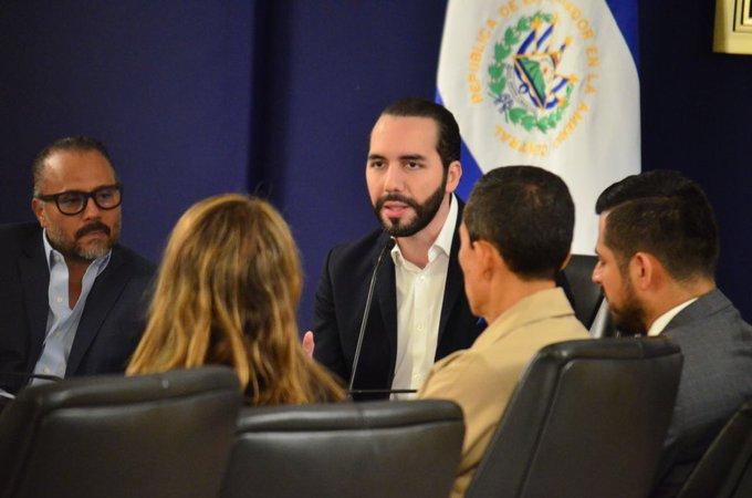 El 27 de agosto de 2019, Nayib Bukele convocó a los medios para hablar sobre su intención de crear un Plan Nacional de Salud. Lo acompañaba el secretario privado, Ernesto Castro (izquierda) y el ministro de Hacienda, Nelson fuentes (derecha). Foto, cortesía de Presidencia de la República.