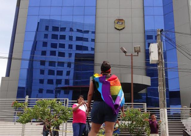 Miembros de colectivos LGBTI protestaron frente a la Fiscalía General de la República el 4 de junio de 2015 por el asesinato de Francella Méndez, del Colectivo Alejandría que ocurrió el 31 de mayo en Sonsonate. Las manitestantes exigieron que la Fiscalía investigue y que los crímenes contra las mujeres trans no queden en la impunidad. Foto: Yessica Hompanera.