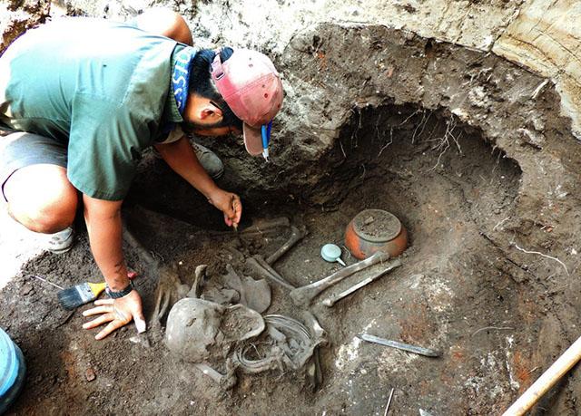 Los restos de tres osamentas humanas de más de 1, 600 años de antigüedad fueron presentadas este  4 de julio,  por el Secretario de Cultura de la Presidencia, Dr. Ramón Rivas junto a arqueólogo japonés, Akira Ichikawa, al arqueólogo salvadoreño Oscar Camacho y al Sr. Marvin Morales, habitante de Nueva Esperanza, Jiquilisco, Usulután, donde se hizo el descubrimiento