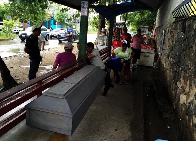 Afuera de la Morgue Judicial de San Pedro Sula un grupo de 