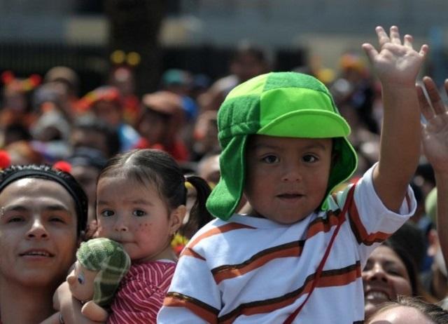Un niño vestido como el Chavo del Ocho homenajea al actor que le dio vida, el mexicano Roberto Gomez Bolaños, fallecido este 28 de noviembre. Foto Johan Ordoñez (AFP).