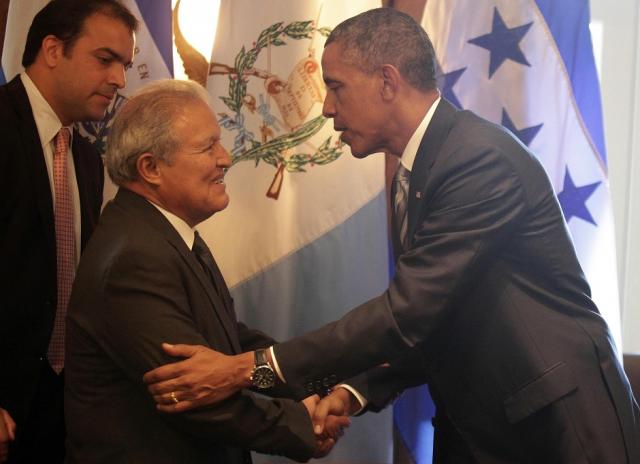El presidente salvadoreño, Salvador Sánchez Cerén, se reunió este viernes 25 de julio con su homólogo estadounidense, Barack Obama, para abordar la crisis humanitaria desatada en la frontera por la masiva llegada de niños. Foto cortesía Subsecretaría de Comunicaciones.