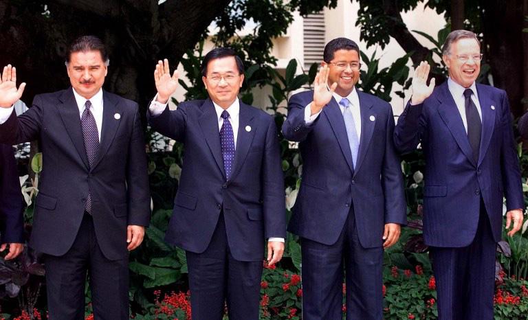 Flores posa junto a los presidentes Alfonso Portillo (Guatemala), Chen Shui-bian (Taiwán) y Miguel Angel Rodriguez (Costa Rica), en una reunión celebrada el 25 de mayo de 2011 en San Salvador. Una foto para la historia, porque los cuatro protagonistas fueron llevados a juicio, en sus países, por actos de corrupción. De los cuatro, solo Flores no llegó a ser vencido en juicio debido a su fallecimiento, ocurrido el 30 de enero de 2016, en medio de un proceso en su contra. AFP PHOTO/Yuri CORTEZ