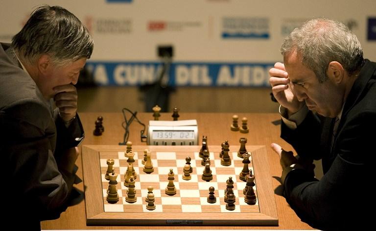 Gary Kasparov (derecha) y Anatoli Karpov se enfrentan en Valencia (España) el 22 de septiembre de 2009, en un evento para conmemorar el 25º aniversario de la primera y épica final que disputaron en un campeonato mundial de ajedrez. Foto José Jordan (AFP).