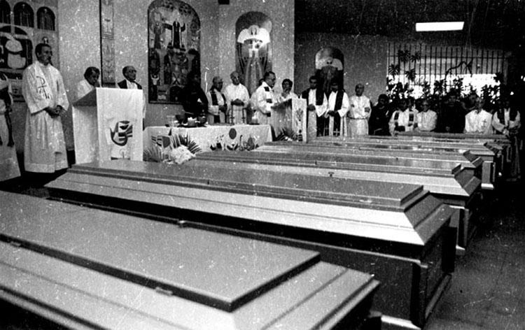 Foto de archivo de la misa de cuerpo presente de los sacerdotes jesuitas Ignacio Martín Baró, Joaquín López, Ignacio Ellacuría, Segundo Montes y Amando López en la capilla de la Universidad Centroamericana “José Simeón Cañas” (UCA). / Foto del Archivo de la UCA.