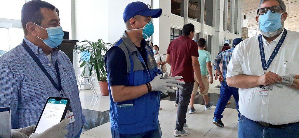 El procurador de Derechos Humanos en visita al aeropuerto. Cortesía de la PDDH.