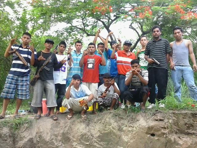 Un policía extrajo esta fotografía del teléfono celular de un pandillero del Barrio 18 Sureños. En donde posan en las faldas del volcán Chinchontepec. Cortesia: PNC