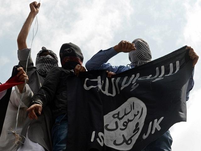 Simpatizantes del Estado Islámico agitan la bandera del agresivo grupo yihadista, que controla amplias porciones de Siria e Irak. Foto Tauseef Mustafa (AFP).