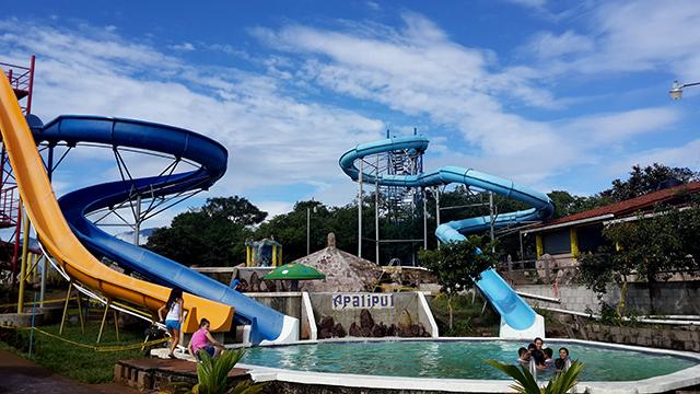 Este lugar solía ser la antigua capital de Cacaopera, conocido como Xualaca , y en 2013 se convirtió en un balneario. La administradora de Apalipul cuenta que debajo de esta piscina hubo un río que se secó. Apalipul significa 