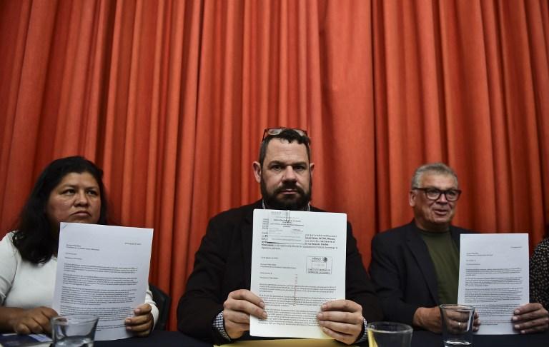 Un grupo internacional de intelectuales y periodistas exigieron al presidente mexicano Enrique Peña Nieto que su gobierno investigue y procure justicia en cada uno de los asesinatos de periodistas. De izquierda a derecha, Norma Trujillo, Guillermo Osorno y Francisco Goldman. Entre los firmantes se incluyen Paul Auster y Salman Rushdie entre decenas más. / Foto de Ronaldo Schemidt (AFP)