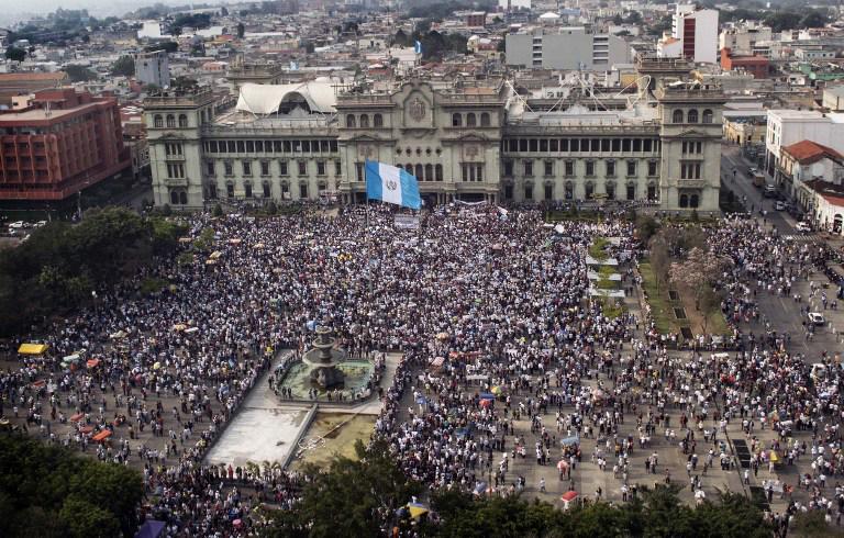 En la primera manifestación convocada tras el destape del caso La Línea, el sábado 25 de abril de 2015, unas 25 mil personas se reunieron en la Plaza de la Constitución de la capital guatemalteca para exigirle al presidente Otto Perez Molina y a la vicepresidenta Roxana Baldetti su renuncia. Las protestas se mantuvieron activas durante al menos cinco meses más. Foto: archivo / El Faro