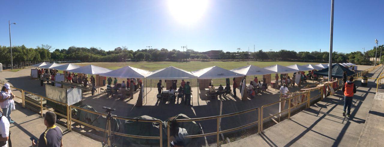 Centro de Votación Polideportivo España. A las 7:50 de la mañana, este centro todavía no había abierto las urnas para los votantes. Foto: Carlos Barrera. 