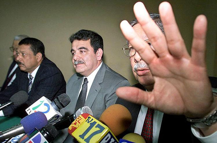 De izquierda a derecha, el coronel Inocente Orlando Montano, el ya fallecido general René Emilio Ponce y el general Juan Orlando Zepeda, durante una conferencia de prensa el 14 de diciembre de 2000, en la que reiteraron su inocencia por el asesinato de seis sacerdotes jesuitas, una empleada y la hija de estas durane la guerra civil salvadoreña. En esa ocasión, un juzgado de paz decidio no abrir juicio a los ex jefes militares acusados de ser autores intelectuales de la masacre. AFP PHOTO/ Edgar ROMERO