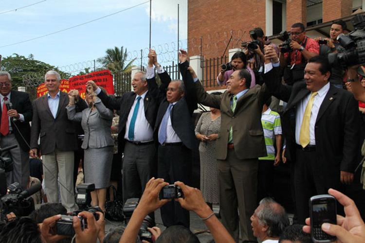 Sigfrido Reyes y Francisco Merino, dos funcionarios investigados por la Sección de Probidad, levantan la mano victoriosa de Ovidio Bonilla el día en que lo nombraron presidente de la Corte Suprema de Justicia. Este magistrado sería uno de los encargados de procesar todos los casos de enriquecimiento ilícito con la nueva ley de Probidad.